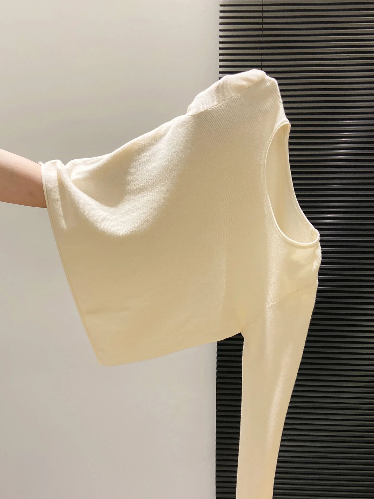 เสื้อสเวตเตอร์ถักทรงกลมสีพื้นเรียบง่าย สวมใส่สบาย เหมาะสำหรับผู้หญิง ใส่ได้ทั้งฤดูใบไม้ร่วงและฤดูหนาว เนื้อผ้านุ่มละมุน อ่อนโยนต่อผิว เหมาะสำหรับเป็นเสื้อตัวใน