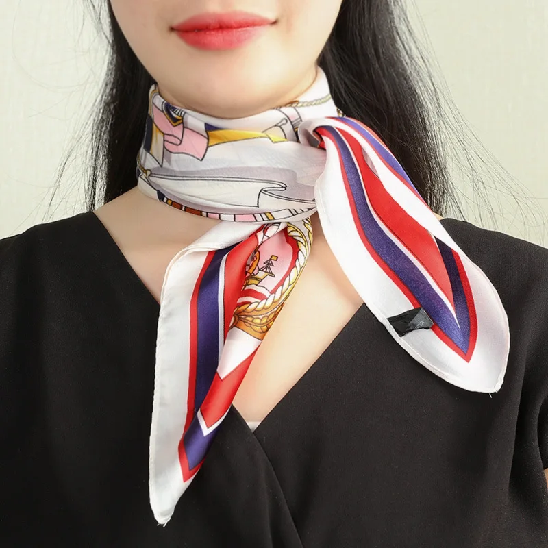 Luxe populaire rayure carré foulard en soie femmes couvre-chef quatre saisons crème solaire mode lettre foulards en soie bandanna foulard