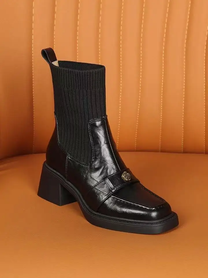 2026 Frühling Britische Camellia Square-Toe Sock Boots – Stretch-Stiefeletten aus weichem Leder, schmal geschnitten, mittelhoher Blockabsatz, Pendlerstiefel – Detail 2