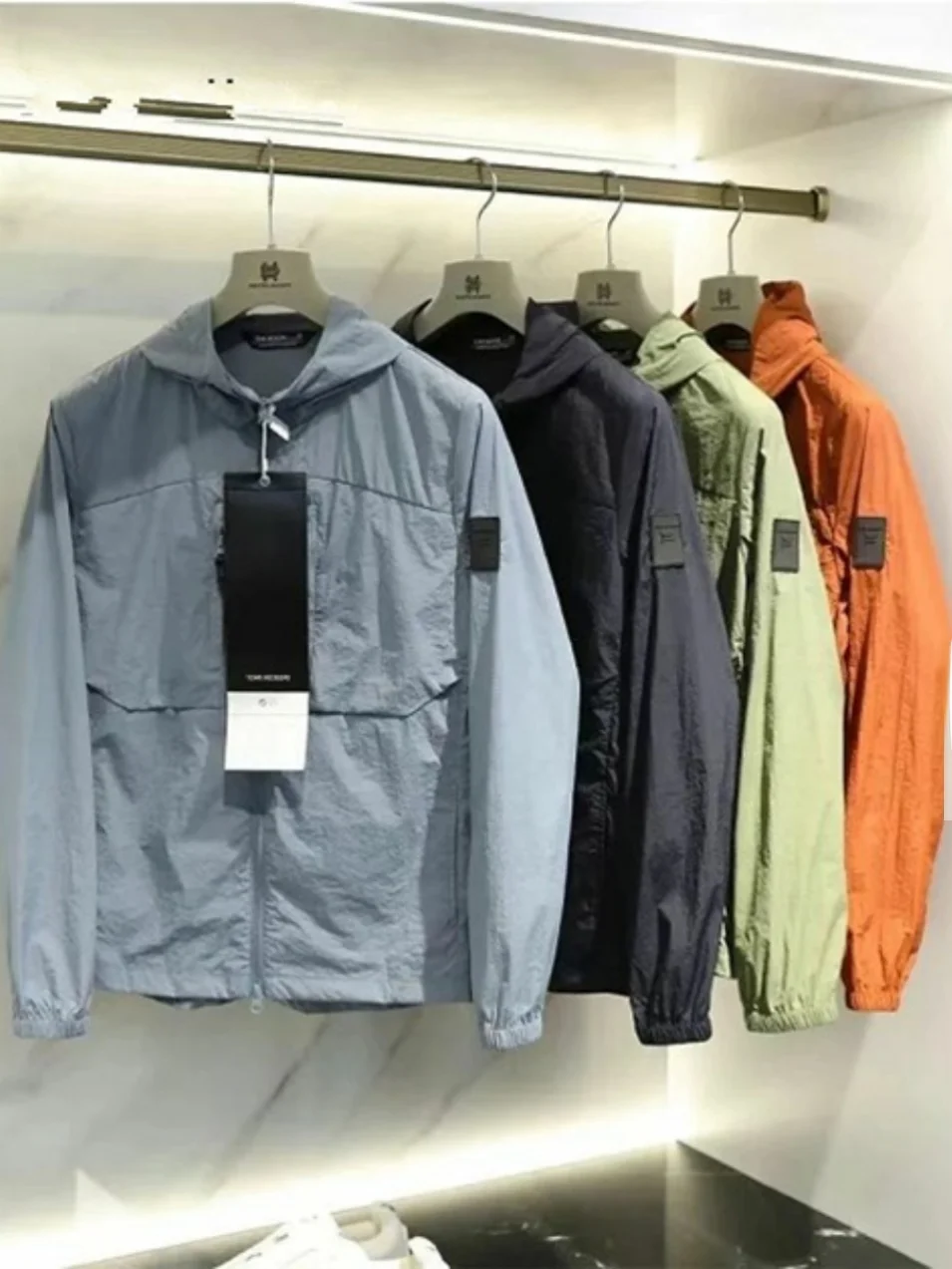 

Youthful Outdoor Lightweight Waterproof Breathable UV Protection Jaet for Men And Women Spring Summer Season Zipper Closure