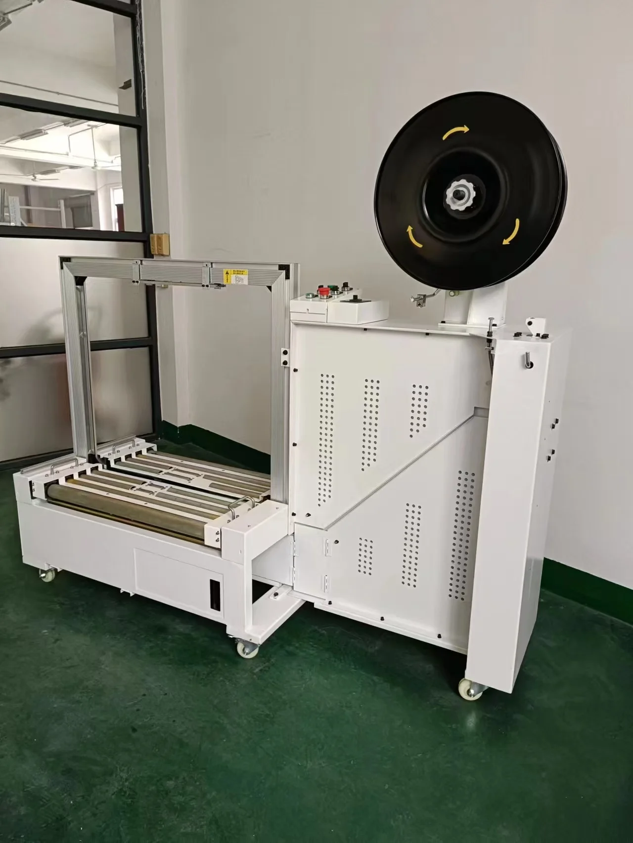 Beyond Pack Banco de trabajo bajo Máquina flejadora completamente automática BY-102B Embalaje Cintas PP Tensor empacadora Envoltura