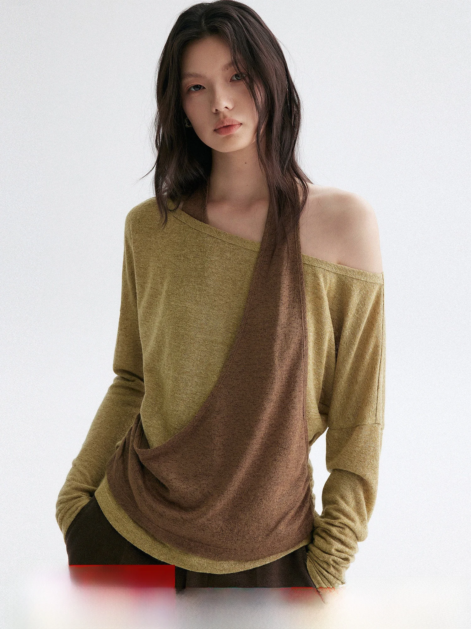 

Элегантный топ с открытыми плечами и длинными рукавами, имитация двухслойности, в стиле колор-блок, от Molycho, для осеннего уличного стиля