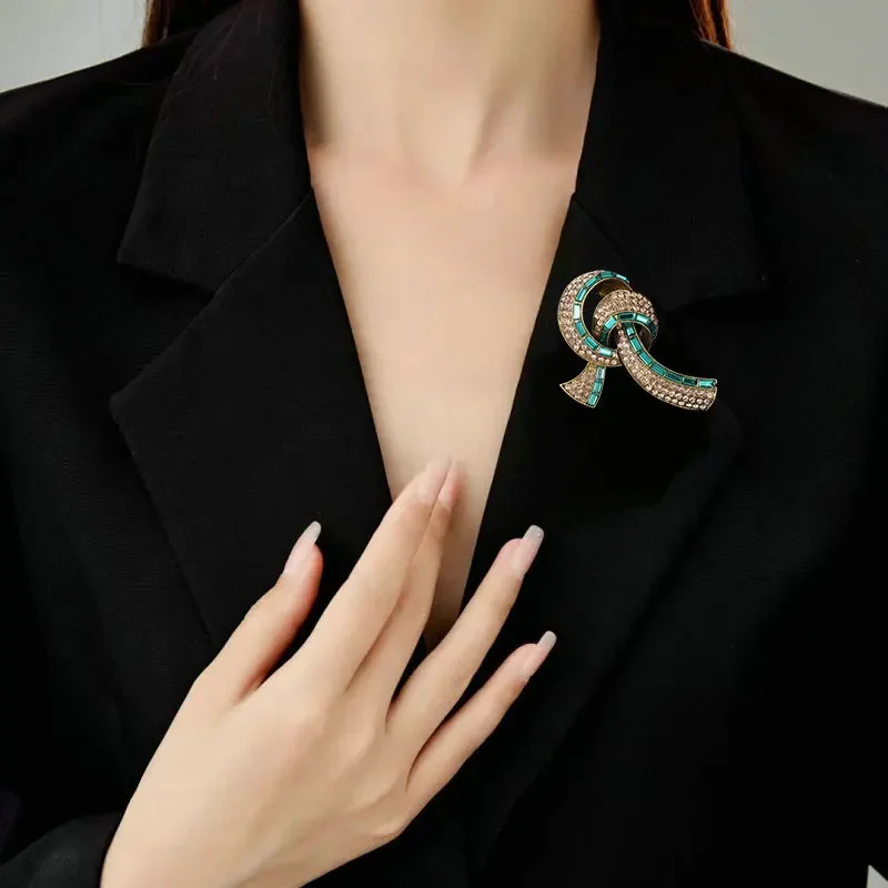 Женское платье в стиле ретро на 2025A в сочетании с элитной и элегантной брошью-бантом.