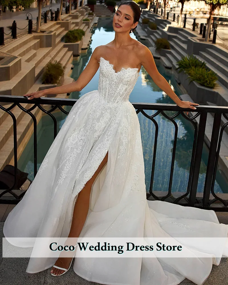 تخصيص رائعة الحبيب الرقبة سستة لامعة الخرز اللؤلؤ الترتر يزين الدانتيل ألف خط فستان الزفاف مع شق تنورة