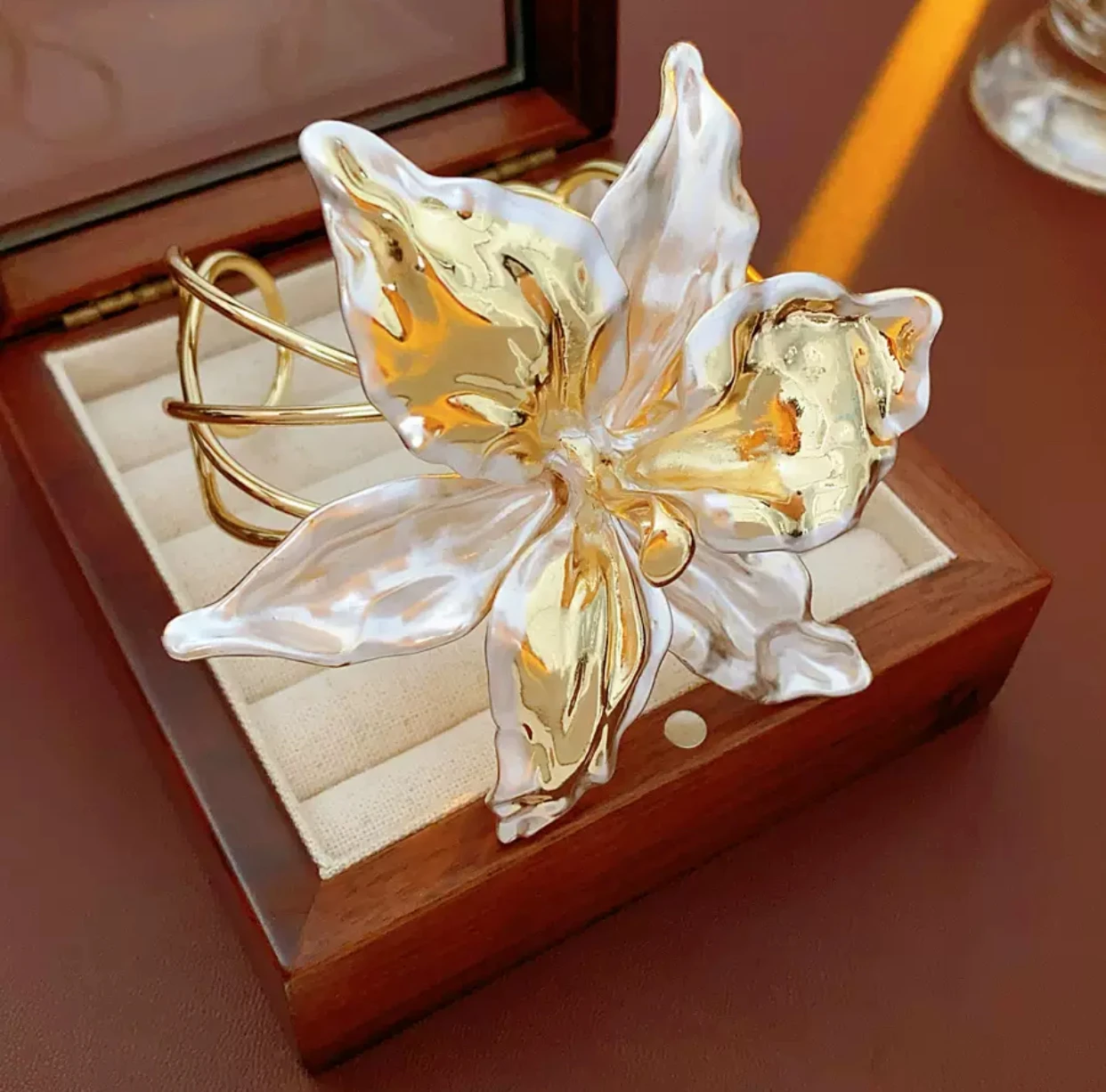 Floral-Lipped Bracelet, European and American Style, Exaggerated and Versatile, Luxurious and High-End, Women's Accessory
