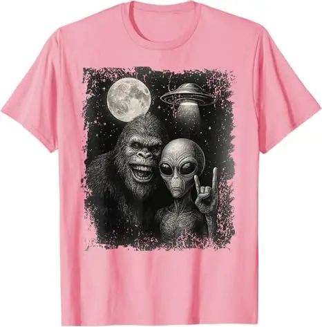 Funny Grunge Alien Selfie with Rock Bigfoot & UFO T-Shirt Y2k Art Awesome Saying Tee Alien Sasquatch Aesthetic Clothes Novelty