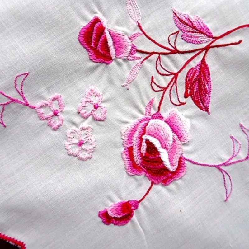 Exported To The UK Polyester and Cotton Exquisite Machine Embroidered Fabric Table Flag Cover 40X105CM American Retro Rose