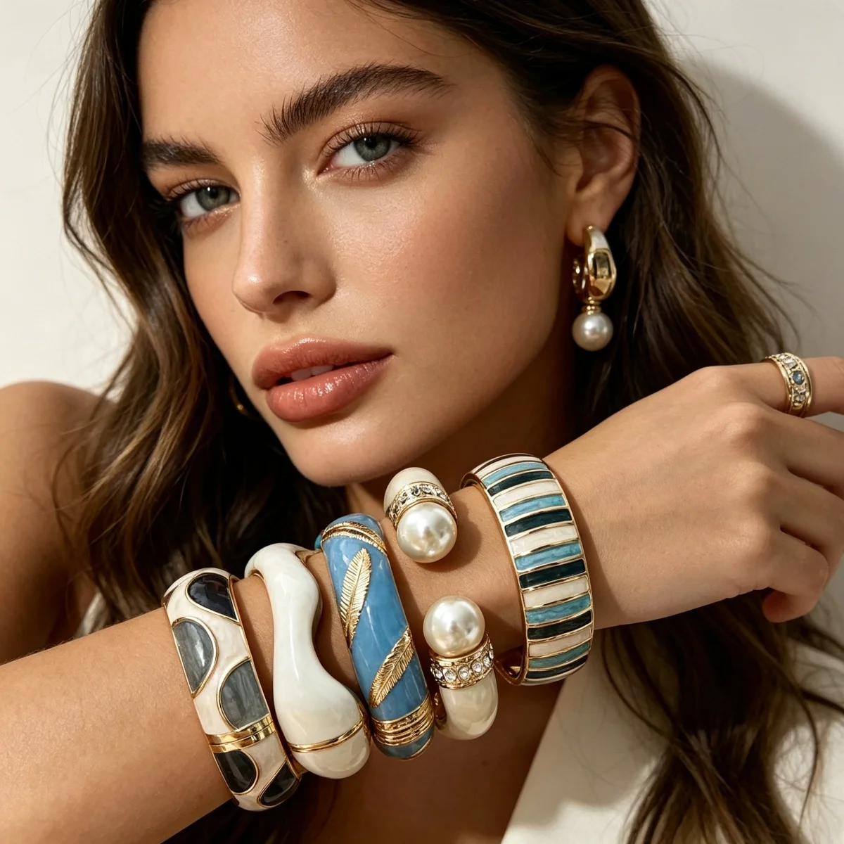 Trendige blau-weiße Emaille-Manschettenarmbänder für Damen und Herren, Vintage, unregelmäßige Streifen, stapelbarer Armreif, Partyschmuck – Detail 14