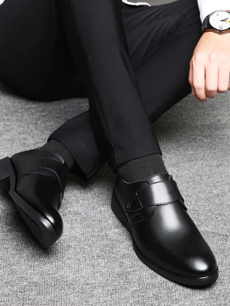 

Легкая нескользящая социальная обувь в корейском стиле для мужчин, весенне-осенняя кожаная повседневная мужская обувь из воловьей кожи 39, трендовые вечерние модельные туфли 2024 года