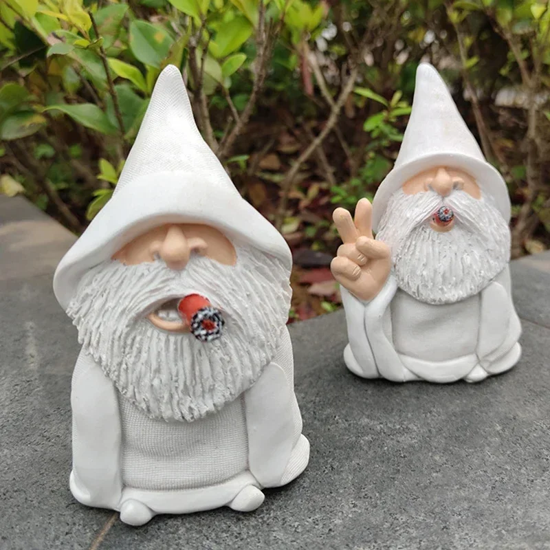 15cm Resin White Beard Dwarf Figurines Cerative 3D Smoking Elves Cigar Middle Finger Home Interior Garden Decoration