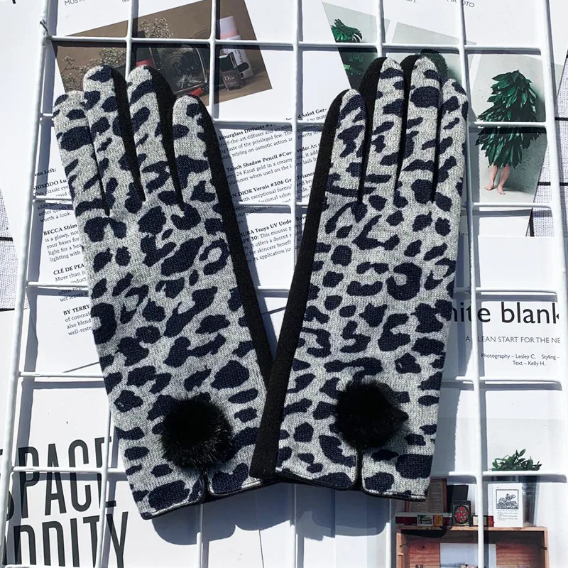 Winter New Fashion Sexy Opening Design Leopard Print Gloves Women Touch Screen Warm Full Finger Gloves Elegant Soft Mittens G083