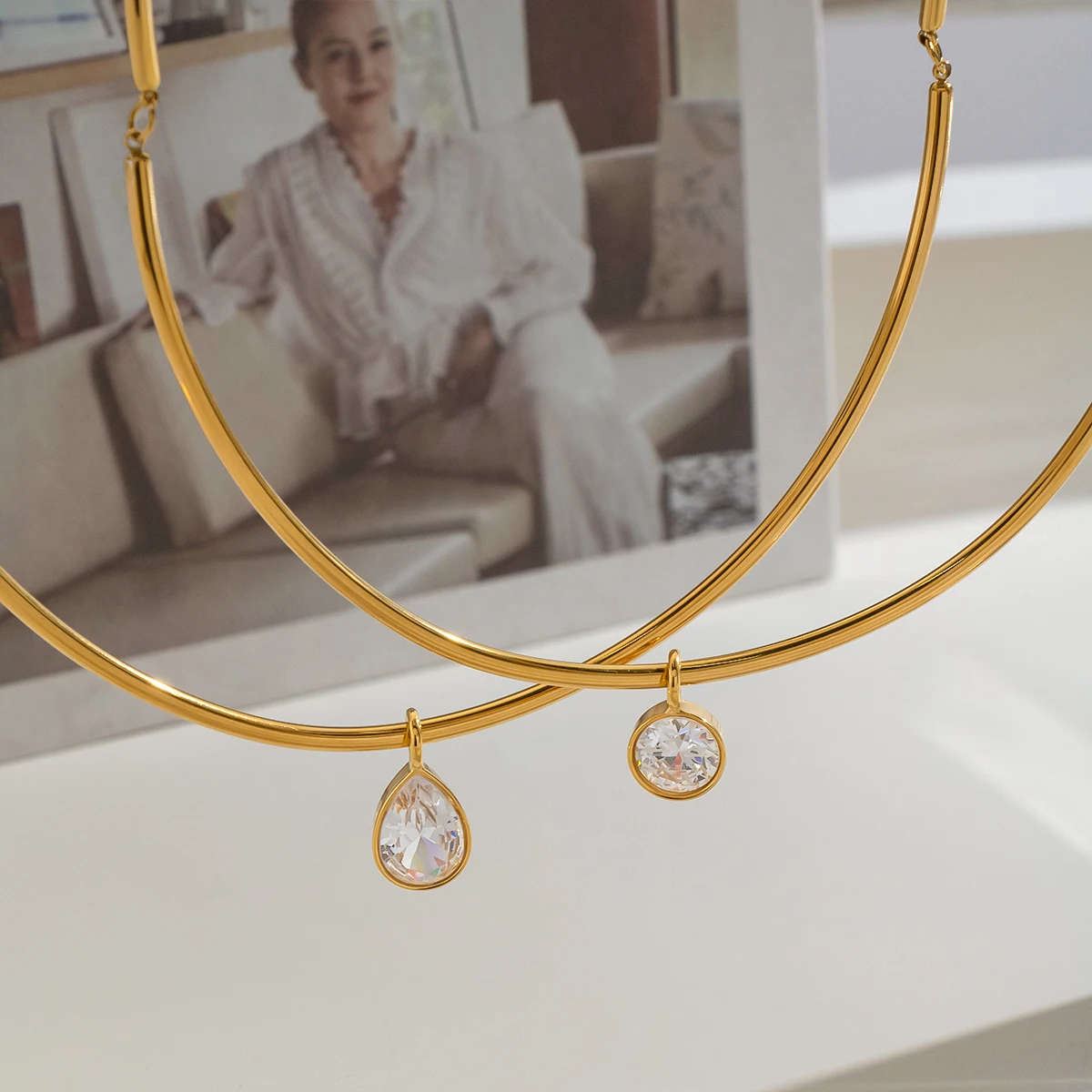 Miia Jewelry 18K Gold Edelstahl Choker Halskette Geometrischer Mehrform-Kristallanhänger Halskette für Frauen – Detail 20