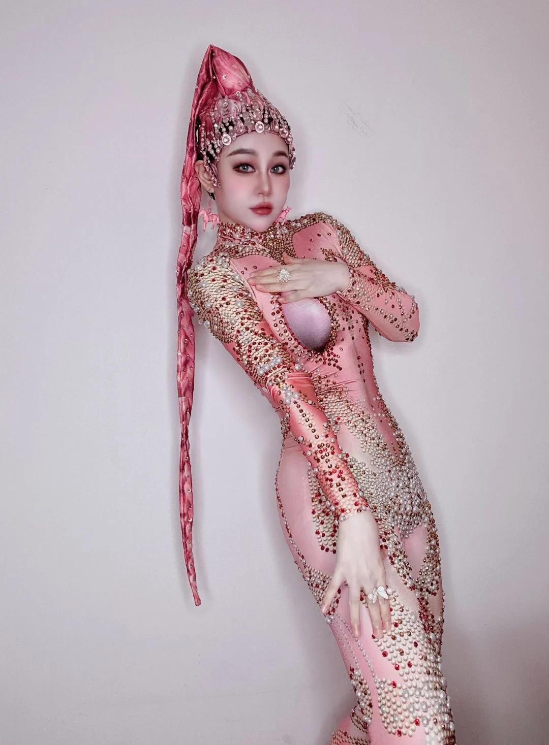 2025 nowy klub nocny Bar różowa kobieta piosenka DJ kolorowy diament perła odchudzanie kombinezon z elastycznym dołem występ na scenie sukienka yj323