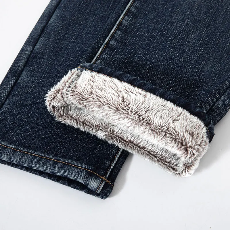 Nuovi jeans spessi invernali per pantaloni in denim dritti sottili elastici caldi in pile da uomo Pantaloni casual in velluto da lavoro Pantaloni da uomo di marca