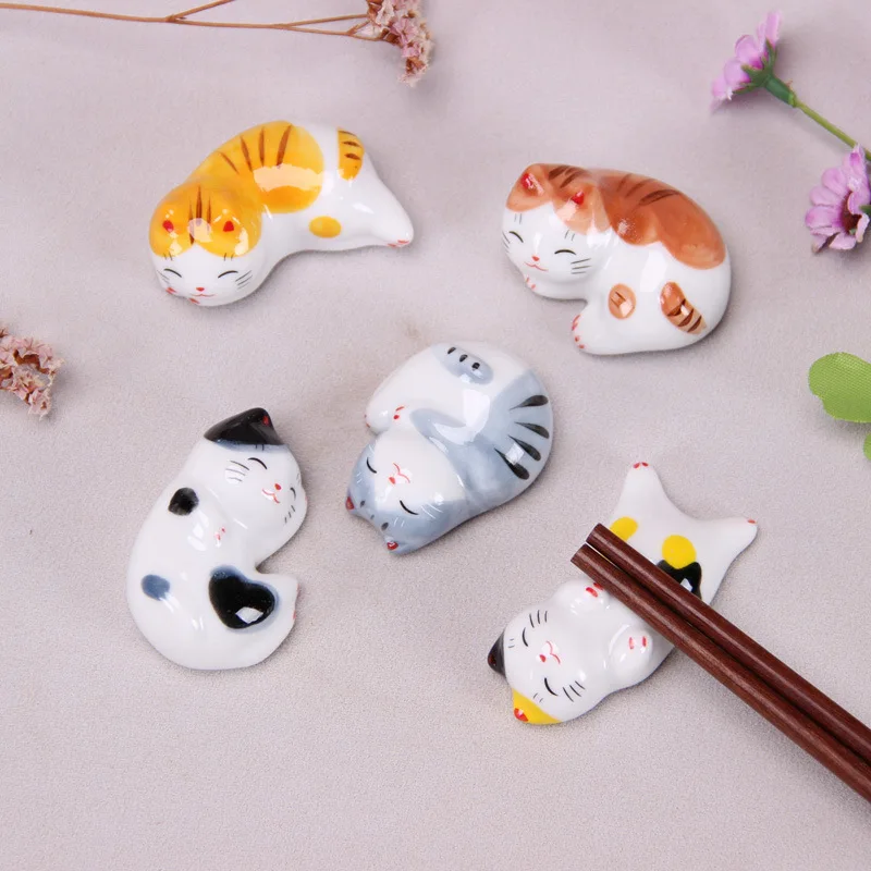1 PC Japanese Lucky Cat Ceramic Chopstick Rest Cute Kitten Figurine Creative Animal Figurines Home Garden Decoration Unique Gift