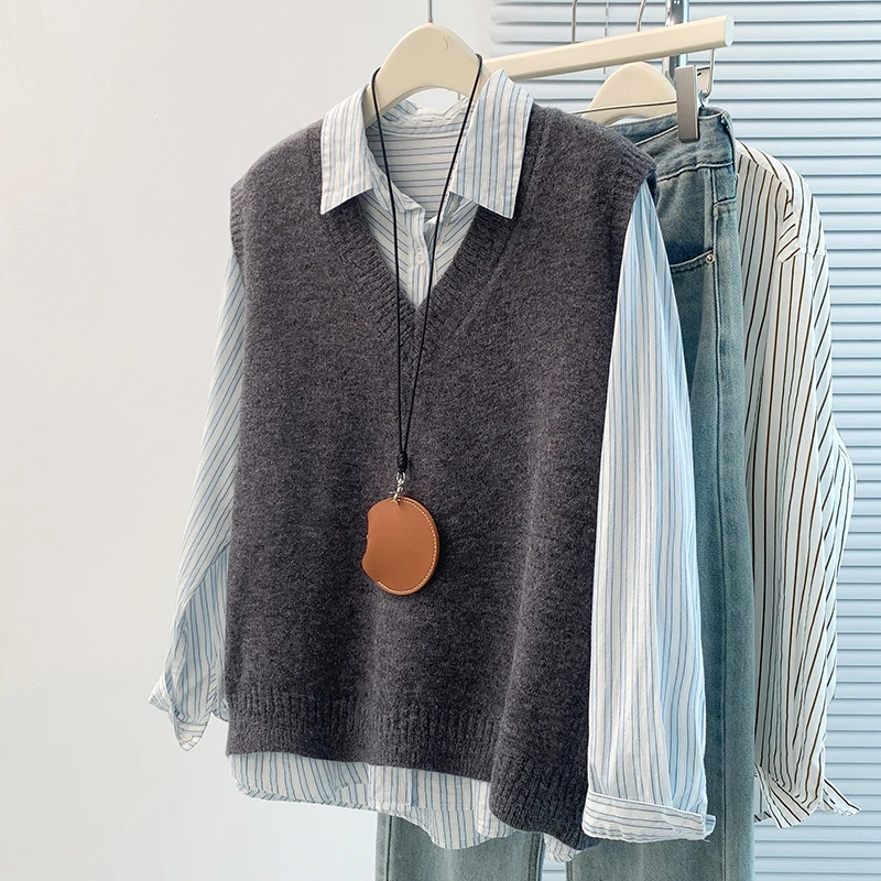 

Basic Korean Sle V-Ne Knitted Vest Women's Ele Commuting Svel Overhead Sweater Net Version Button Detail