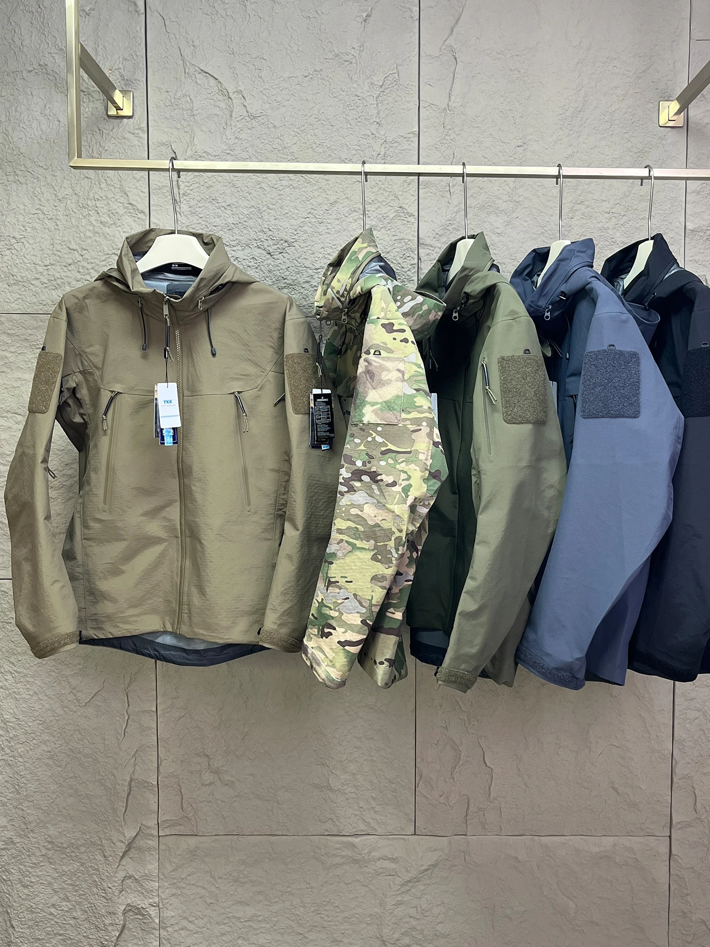 

Outdoor Tactical Men's Jaet Version Hooded Hard ell Windproof Stand Collar Zipper Closure Long Sve Camouflage Pa...