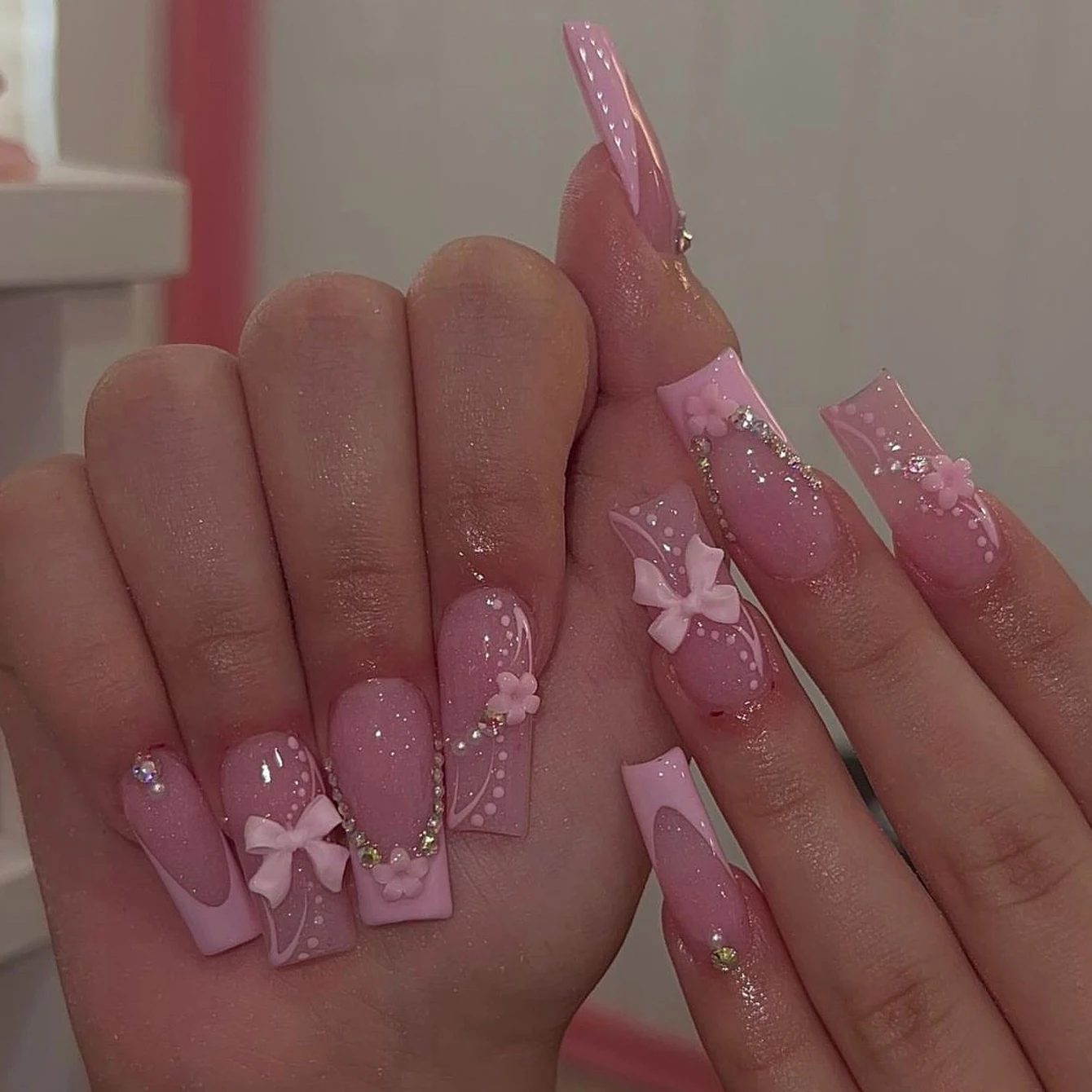 24 piezas: placa para uñas de ataúd, lazo rosa 3D, decoración con patrón de flores rosas, ajuste de diamantes de imitación, adecuado para niñas de moda