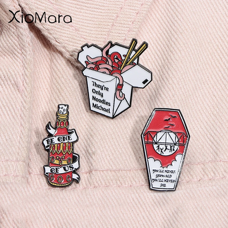 Они только лапша Майкл Эмалированные булавки 80-х годов Lost Boys Inspired Be One Of Us Металлическая брошь Значок на лацкане Ювелирные изделия Подарки для друзей
