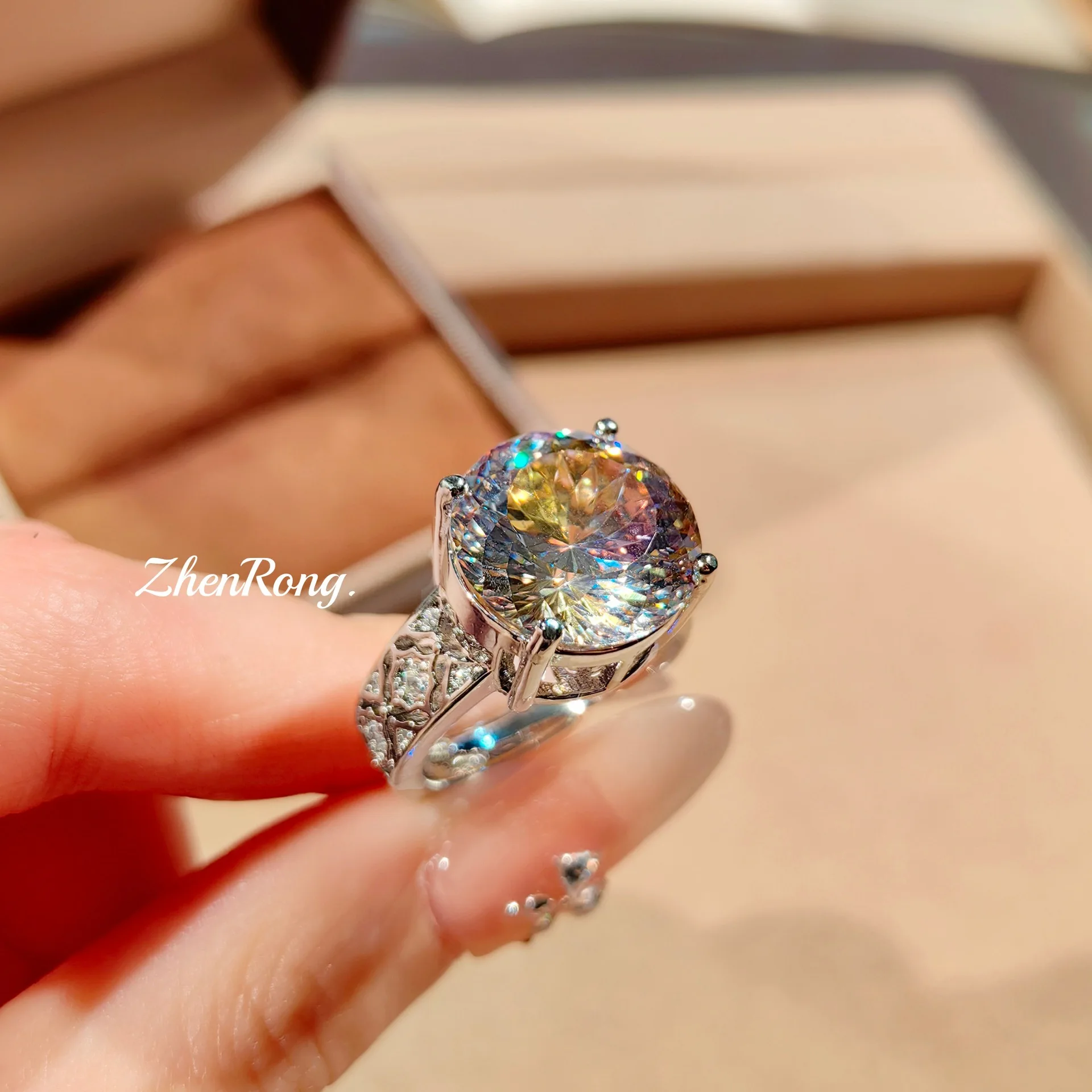 Modischer Schmuck: Wunderschöner Zirkonia-Anhänger mit Paraiaba-Schliff, Ohrringe mit Rosenschliff-Diamanten, königsblauer Ring – Damen-Hochzeits – Detail 14