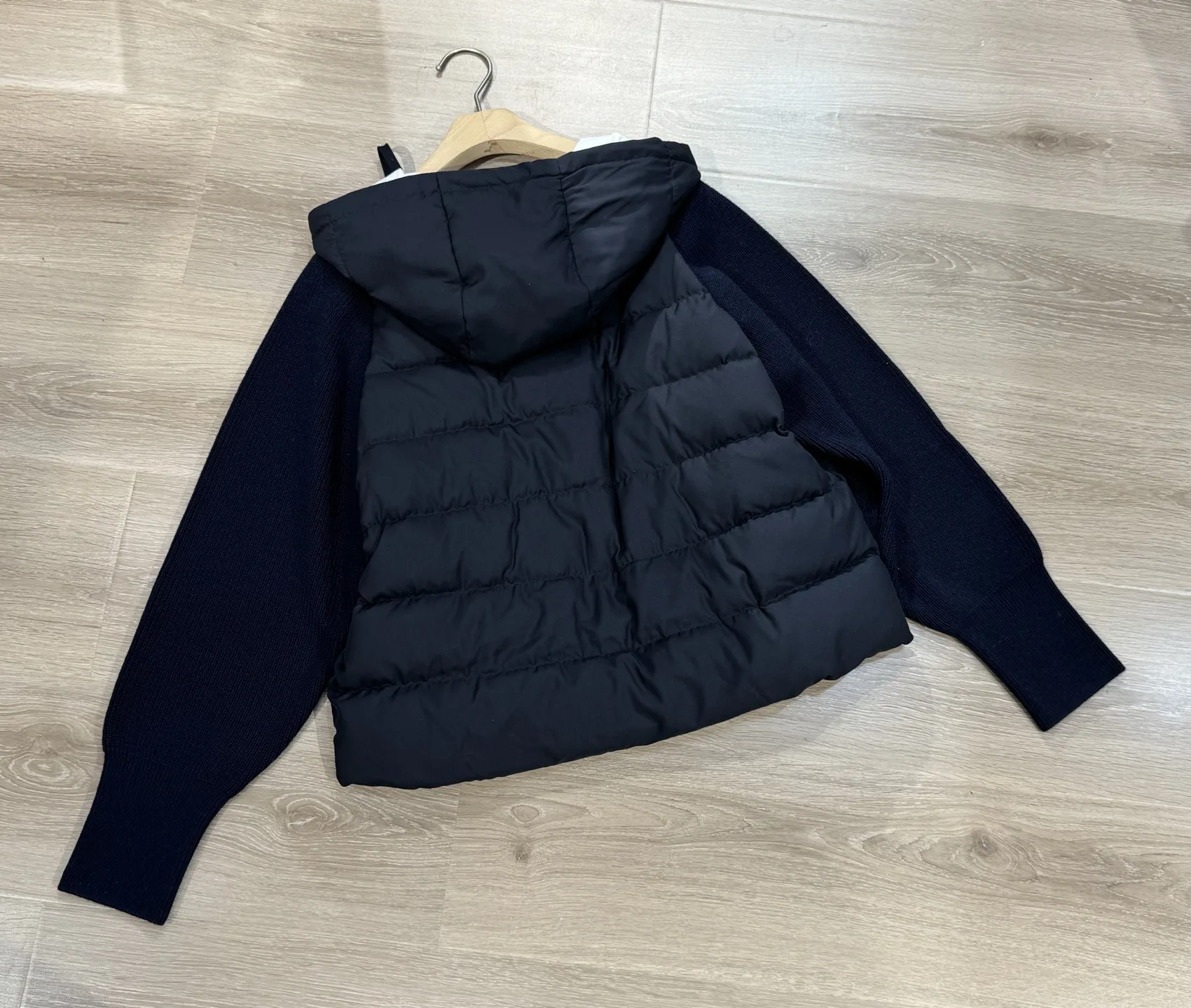 Nuovo tessuto antivento e impermeabile Piumino in piuma d'oca bianca in lana cashmere con maniche a pipistrello Stile corto