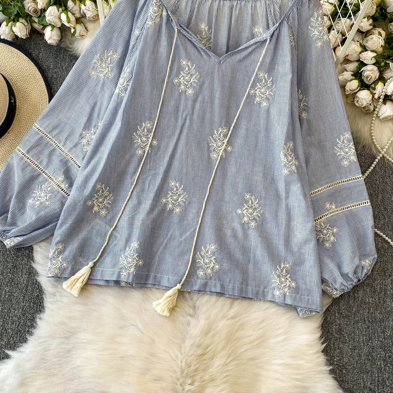 Niebieskie bluzki damskie w paski z haftem, nowa jesienna moda, dekolt w serek, sznurowane, luźne koszule chroniące przed słońcem, damskie bluzki do pracy.