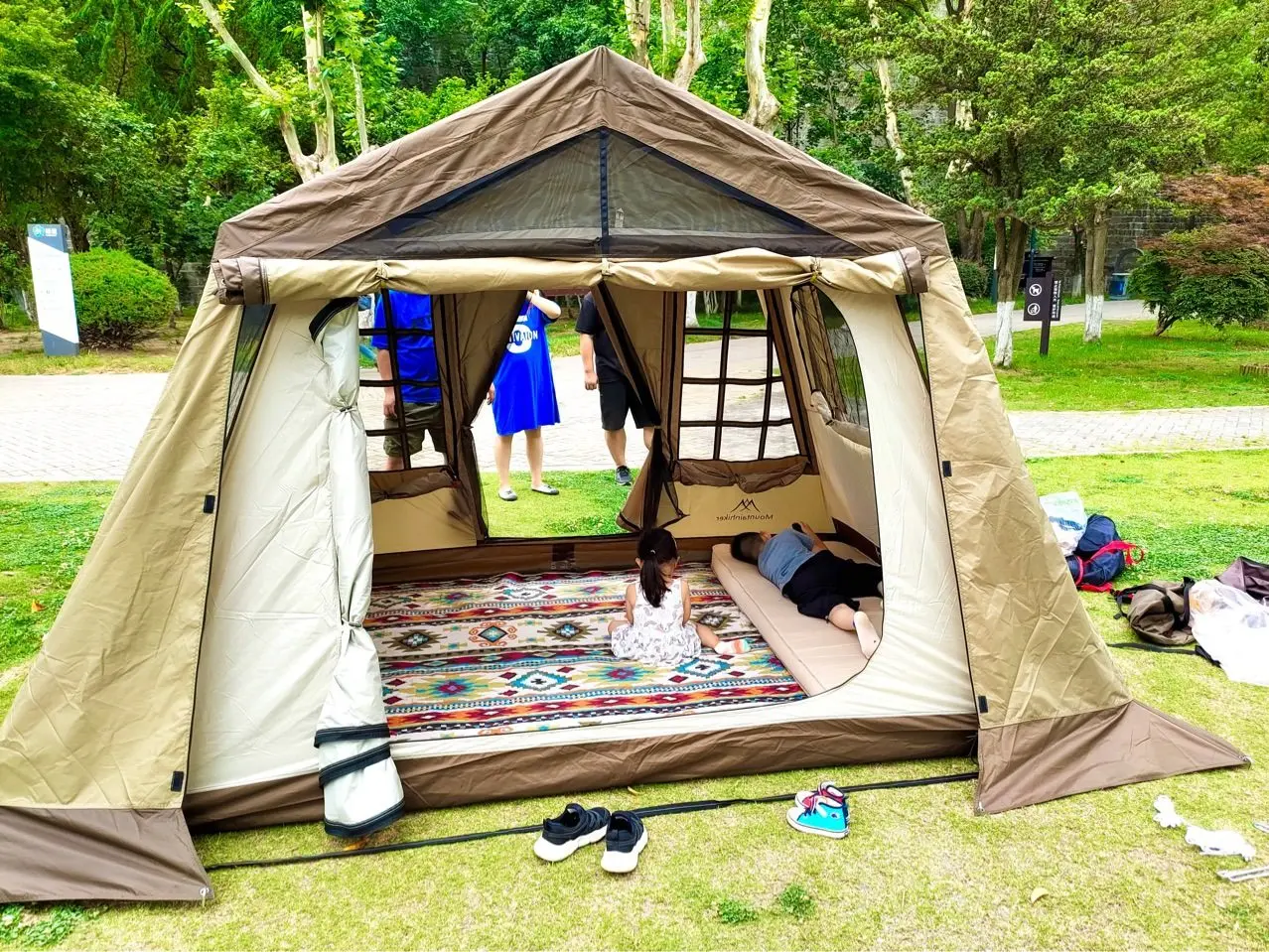 

6-Person Outdoor Family Tent Durable Cotton Oxford Fabric Aluminum Poles for Summer Adventures Glamping Autumn Camping