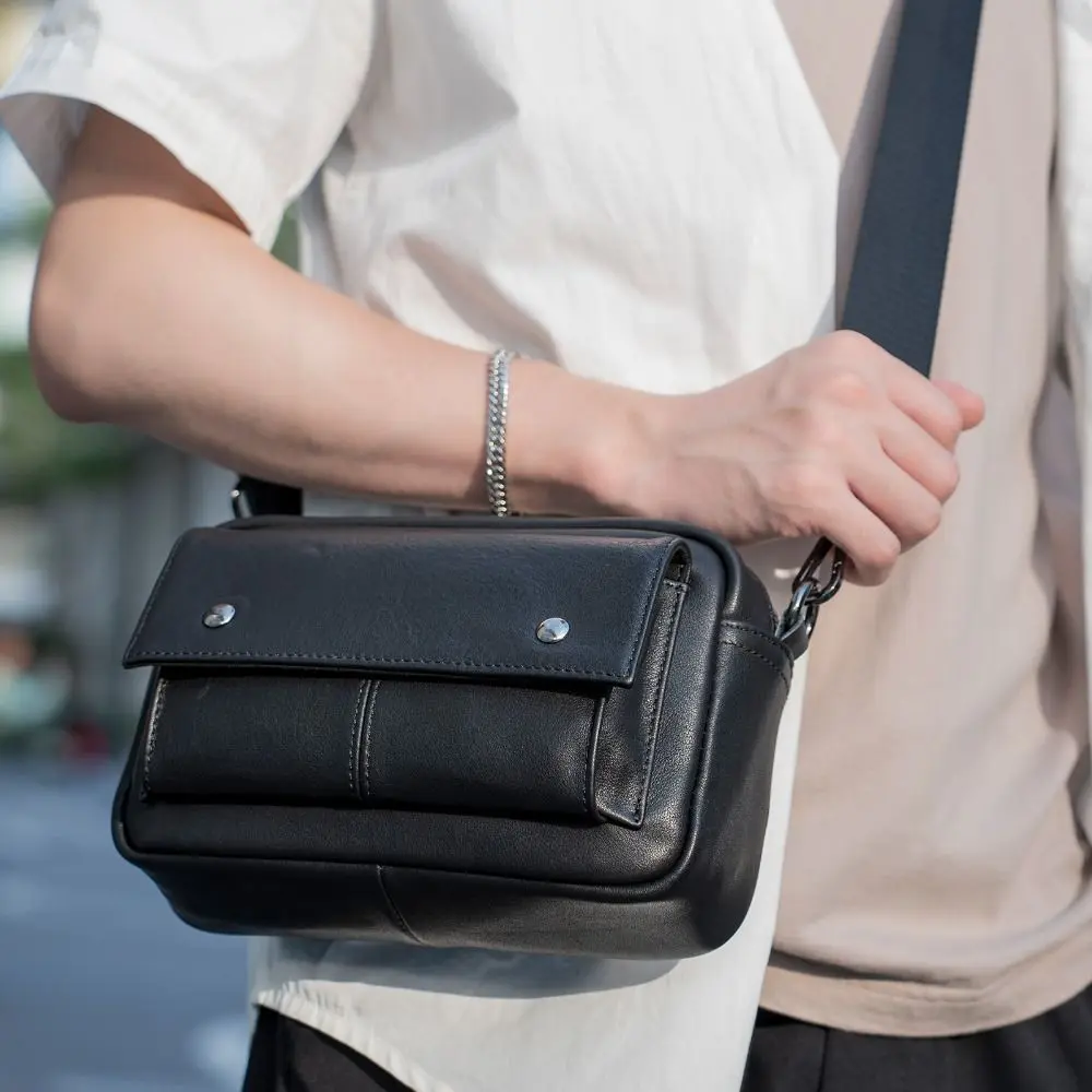 Textured PU Shoulder Bag Men Casual Adjustable Shoulder Strap Leather Crossbody Bag Men Streetwear Zipper Mobile Phone Bag Male