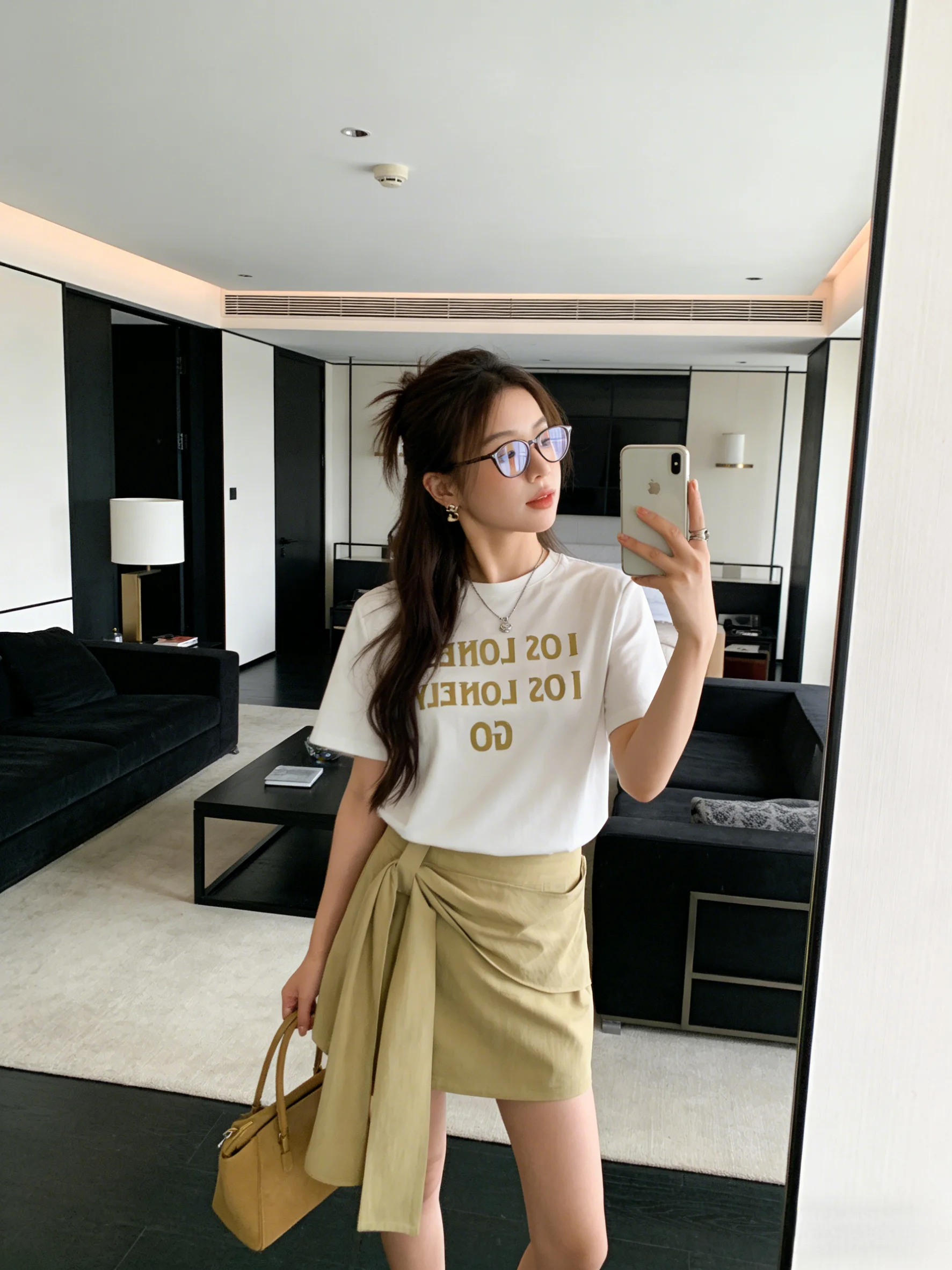 

Корейский комплект из двух предметов: футболка с круглым вырезом и коротким рукавом с принтом, юбка-полусолнце. Женский повседневный универсальный летний наряд, стройнящий фигуру.