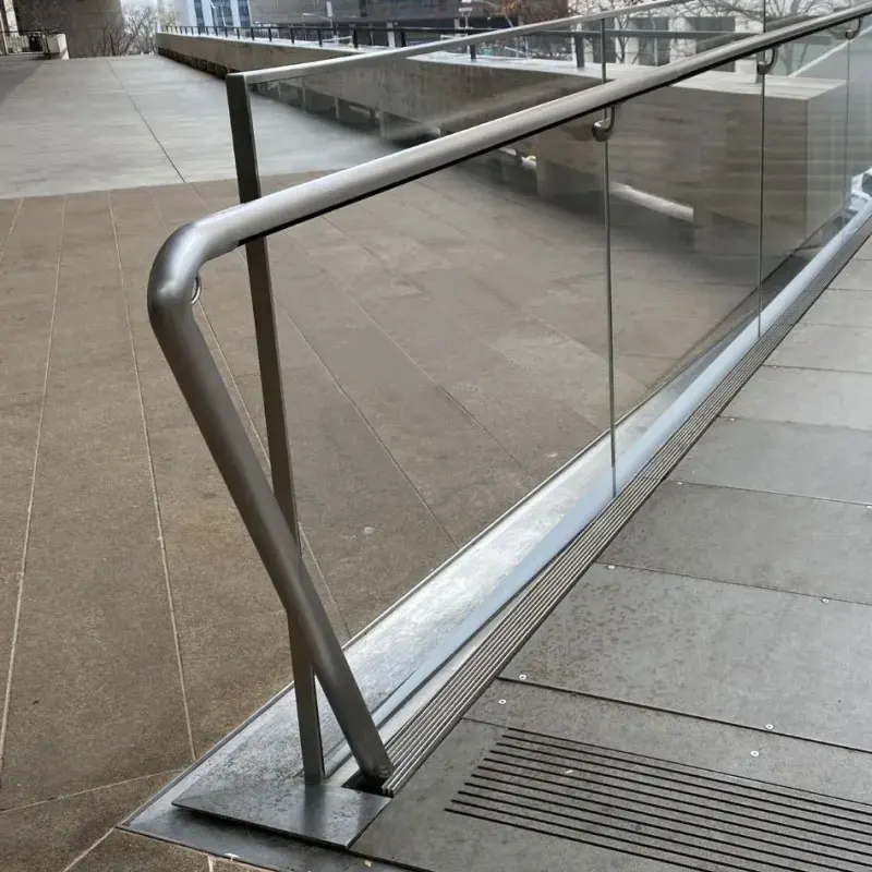نظام درابزين زجاجي حديث من الألومنيوم على شكل حرف U لدرابزين الدرج الخارجي
