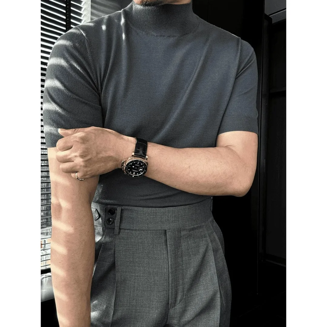 

Мужской приталенный люксовый вязаный свитер с коротким рукавом и воротником-стойкой, однотонная базовая вязаная футболка с полурукавом, коллекция Осень 2025