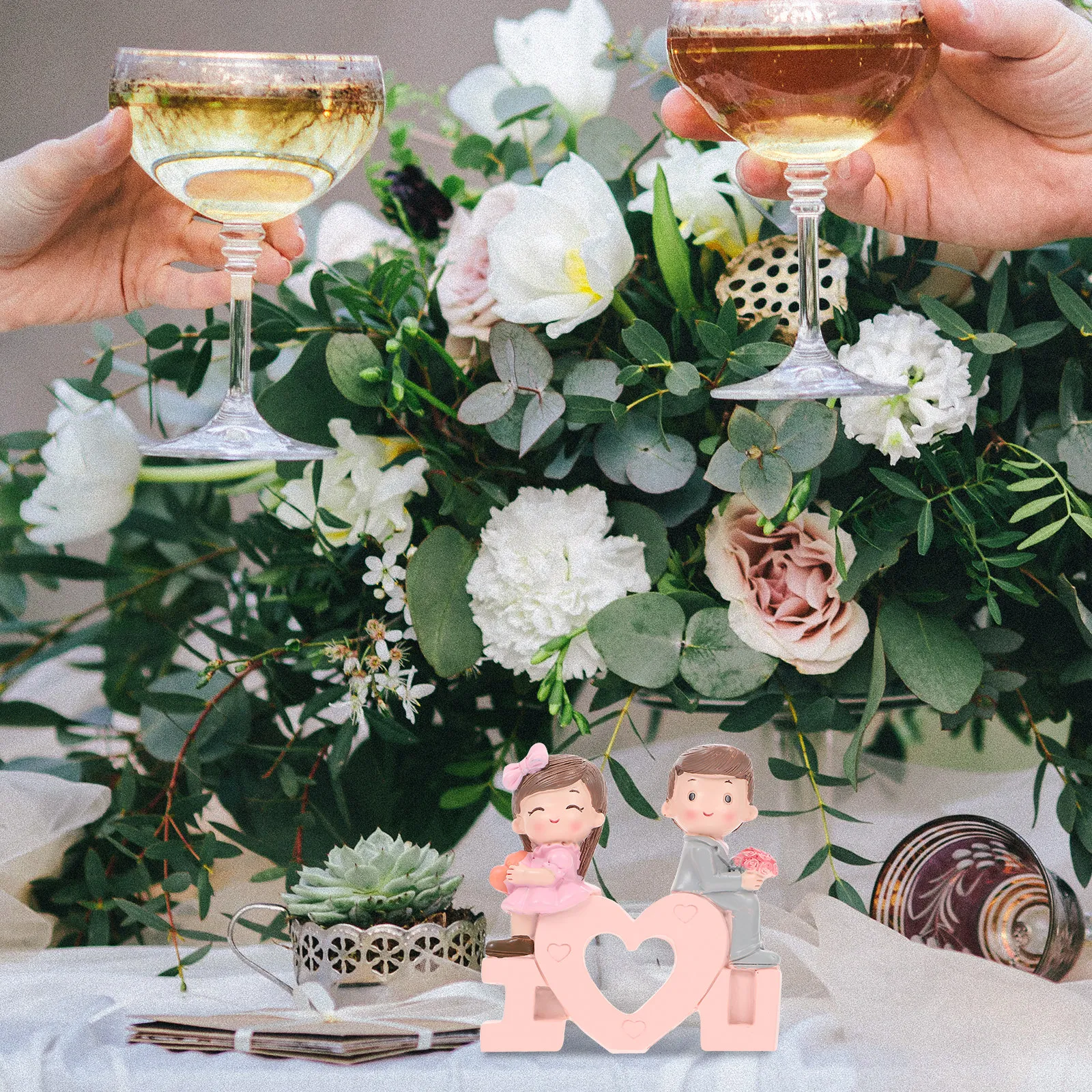 1Pcs Creative Adorable Lover Desktop Decor Resin Craft Ornament for Valentine's Day Romantic Indoor Scene Compact Stable Base