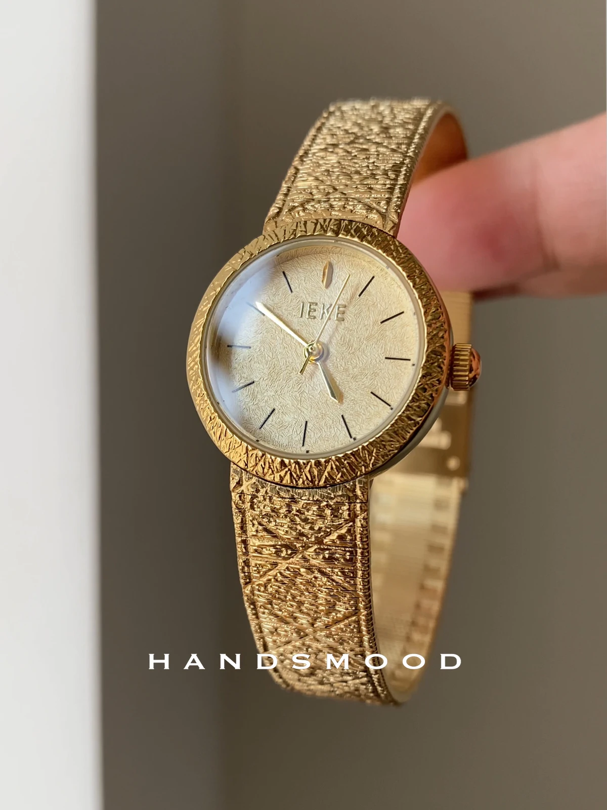 

Retro style frosted texture gold round small dial fashionable temperament high-end ladies watch ladies stainless steel watch
