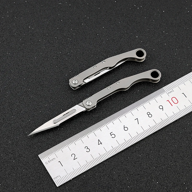 Imagem -02 - Mini Titanium Alloy Folding Surgical Knife Outdoor Camping Portable Edc Knife Vem com 10 Lâminas