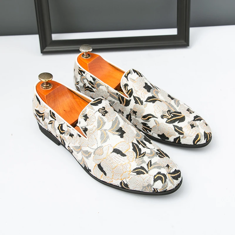 Men's Casual Loafers British Style Slip-On Leather Shoes Comfortable Rubber Sole Low Heel Sharp Toe Fashionable for Spring