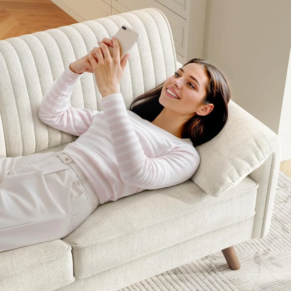 أريكة بمقعدين من الشنيل ذات مقعد عميق للجلوس المريح في غرفة المعيشة