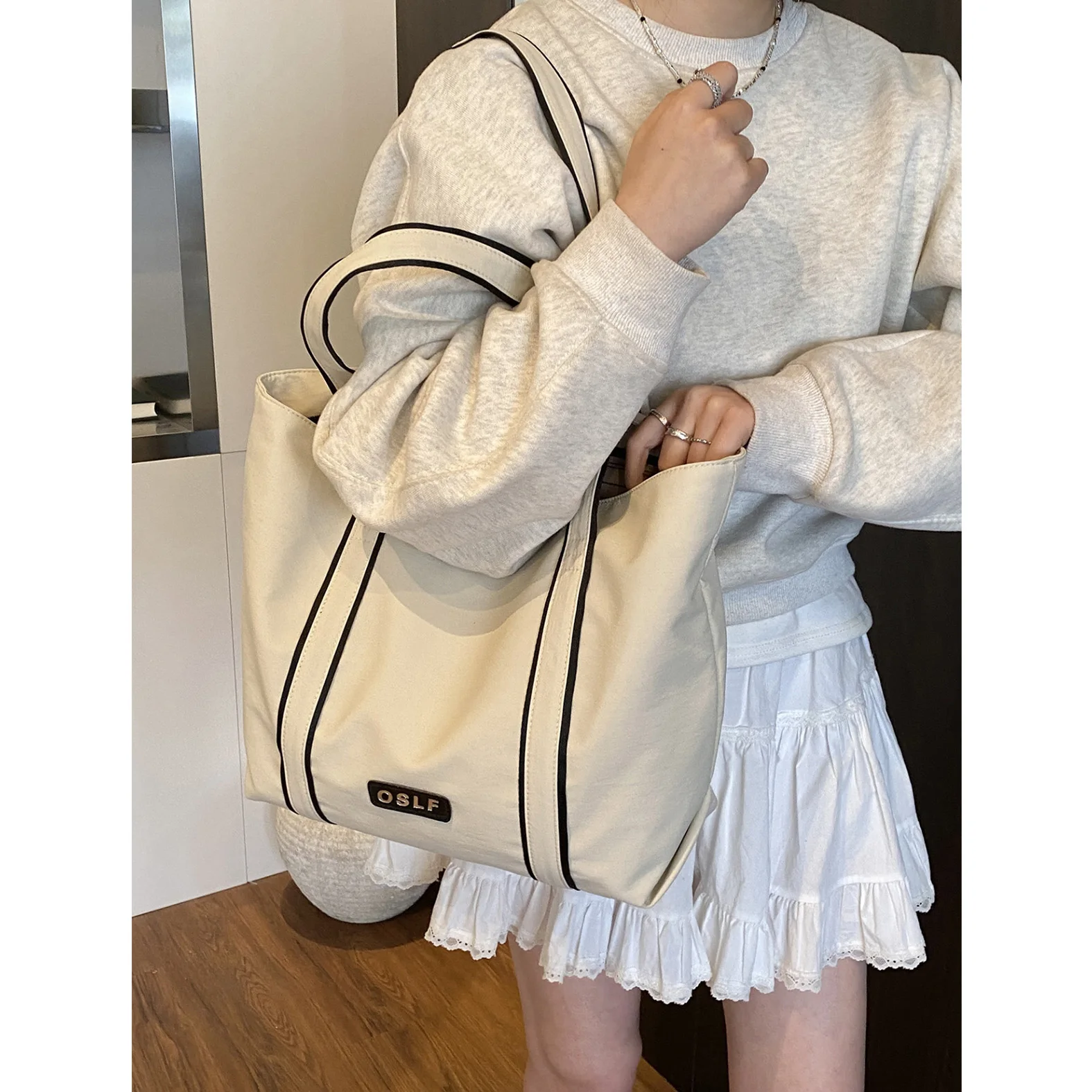 

Korean version portable large capacity commuting nylon tote bag, casual cloth bag, lightweight and simple work shoulder bag