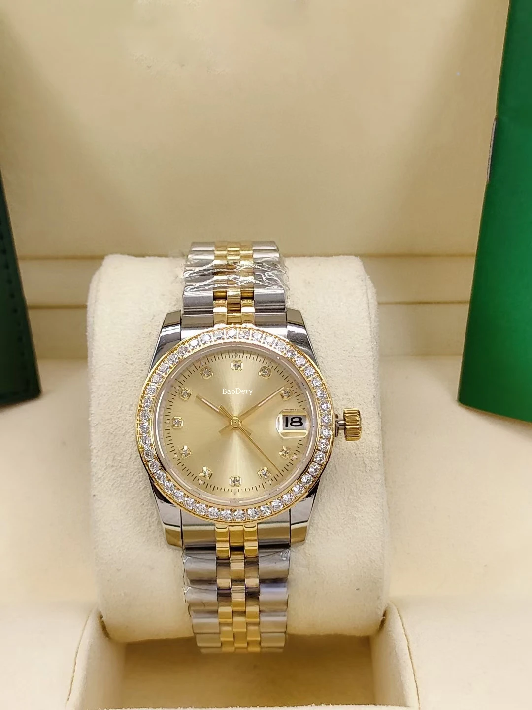 

31mmElegant Wristwatch for Women - A Diamond Watch with Calendar Window & Gold Strap