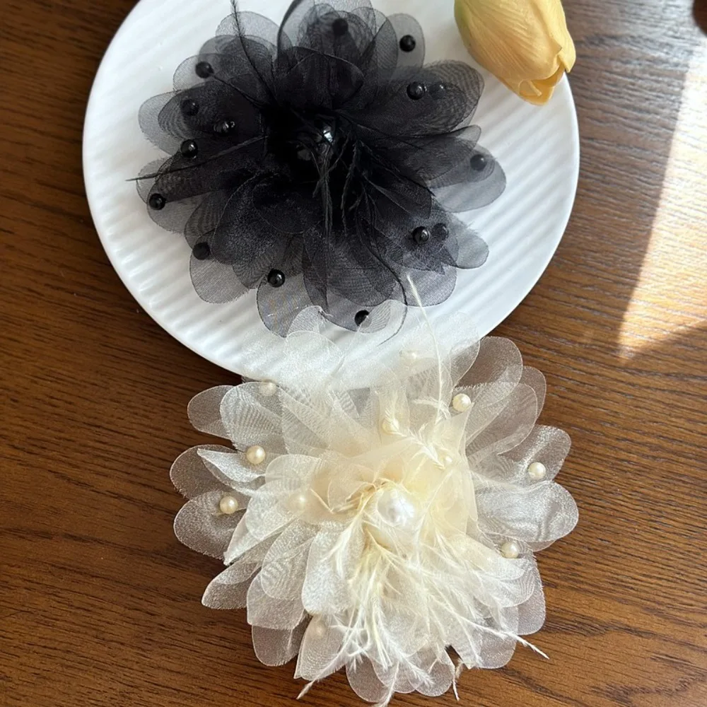 Spille a fiori grandi in tessuto elegante Spille da bavero fatte a mano con piume di chiffon Regali per feste Spilla con perline a rete per gioielli