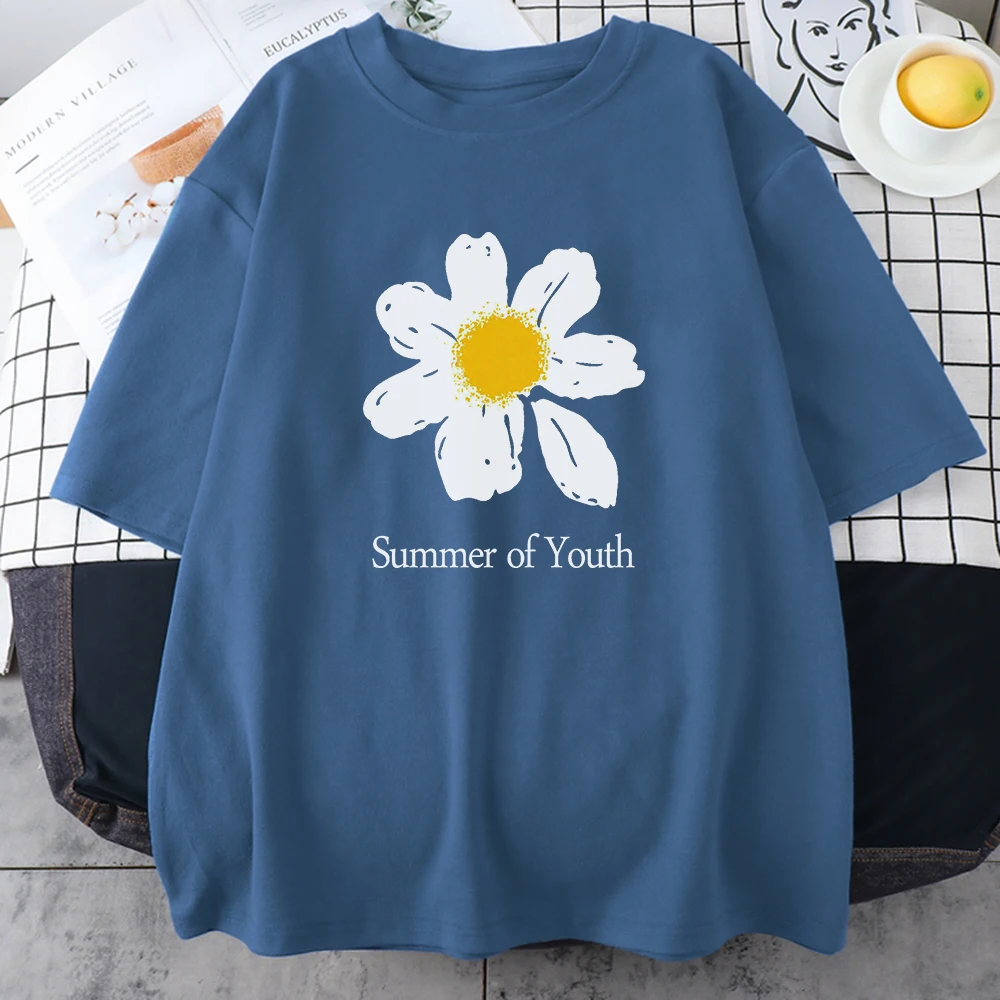 Modna damska koszulka z nadrukiem białych stokrotek, idealna jako odzież domowa, wygodna bawełniana bluzka do noszenia na co dzień.