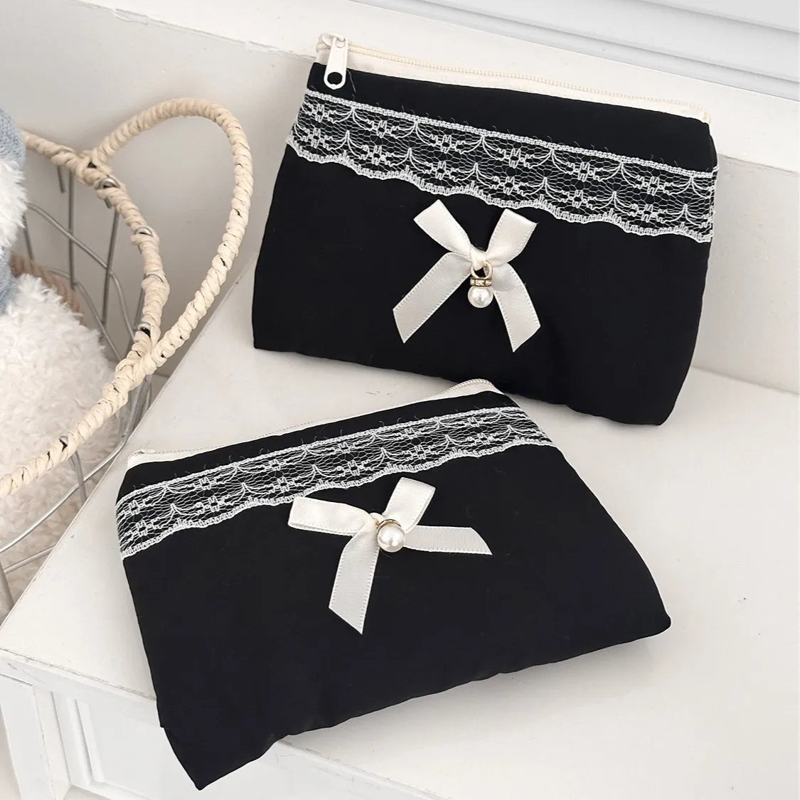 

Cotton lace-trimmed pure black coin purse, cute bow bow, girl's lipstick, loose change, ultra-light makeup bag