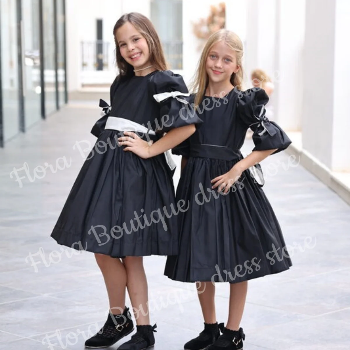 ชุดเดรสเด็กผู้หญิงสีดำแบบสั่งทำพิเศษ แขนครึ่งตัว แต่งลูกไม้ตัดกัน ชุดเพื่อนเจ้าสาวสำหรับงานแต่งงาน งานเลี้ยงรับรองอย่างเป็นทางการ และงานปาร์ตี้