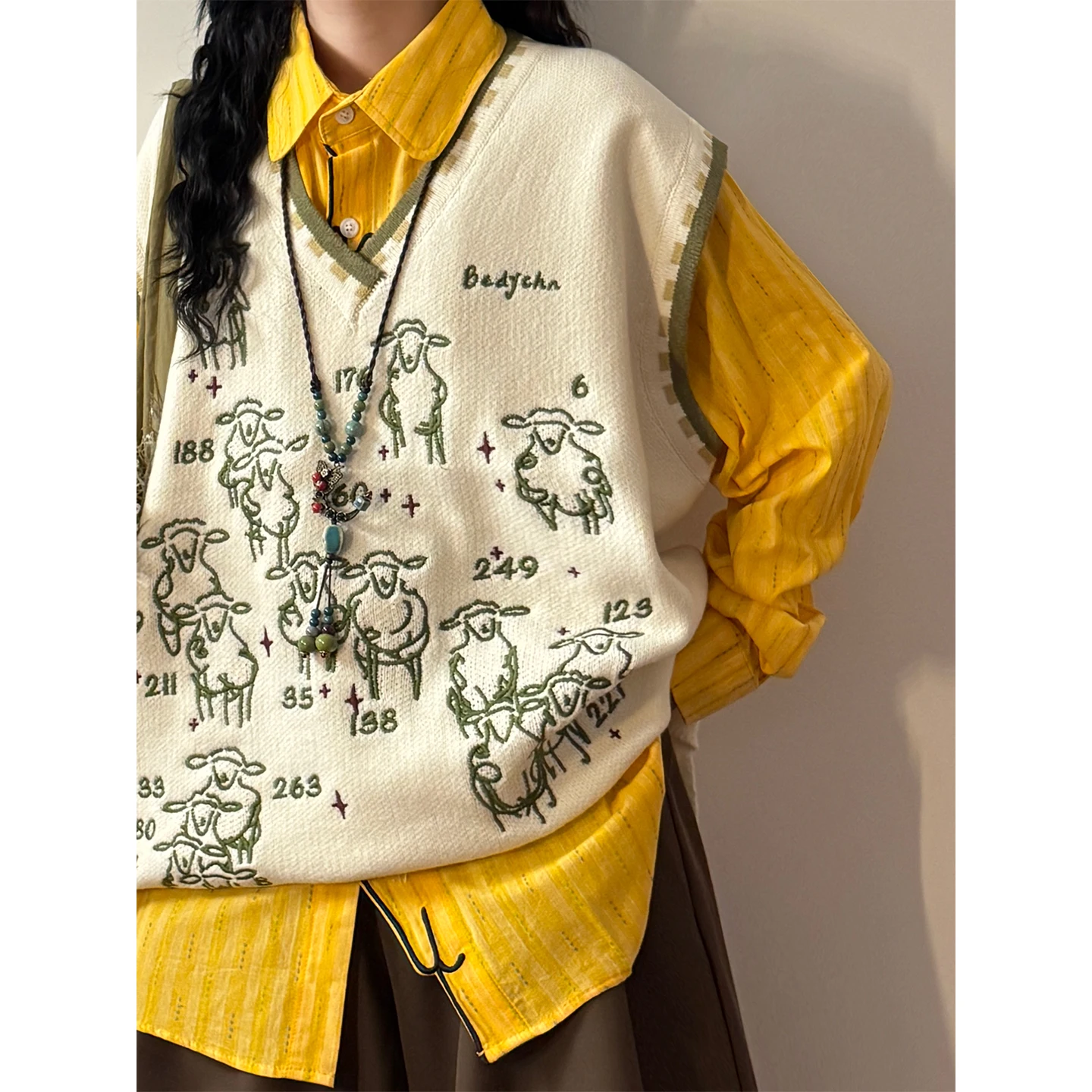 Original Design Sheep Pattern Knitted Vest Women's Asymmetrical Hem College Style Layering Knitwear Fashion Autumn Outerwear