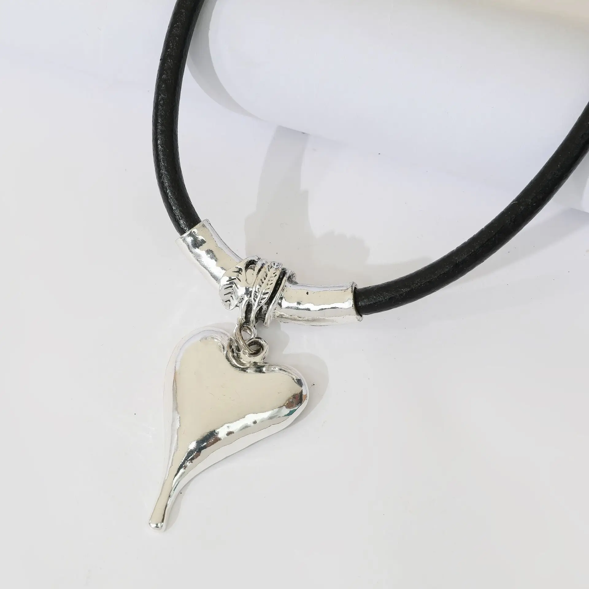 Vintage Elongated Heart Pendant Short Choker Bold Statement Neckwear Retro Chunky Charm Collar For Daily Outfit Accent Women