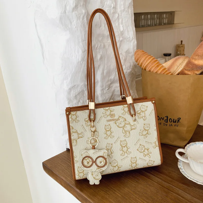 

Женская большая сумка с героями мультфильмов 2025 года, кошелек для подмышек в уличном стиле с регулируемым ремешком, просторная сумка через плечо для ежедневного использования и использования на открытом воздухе