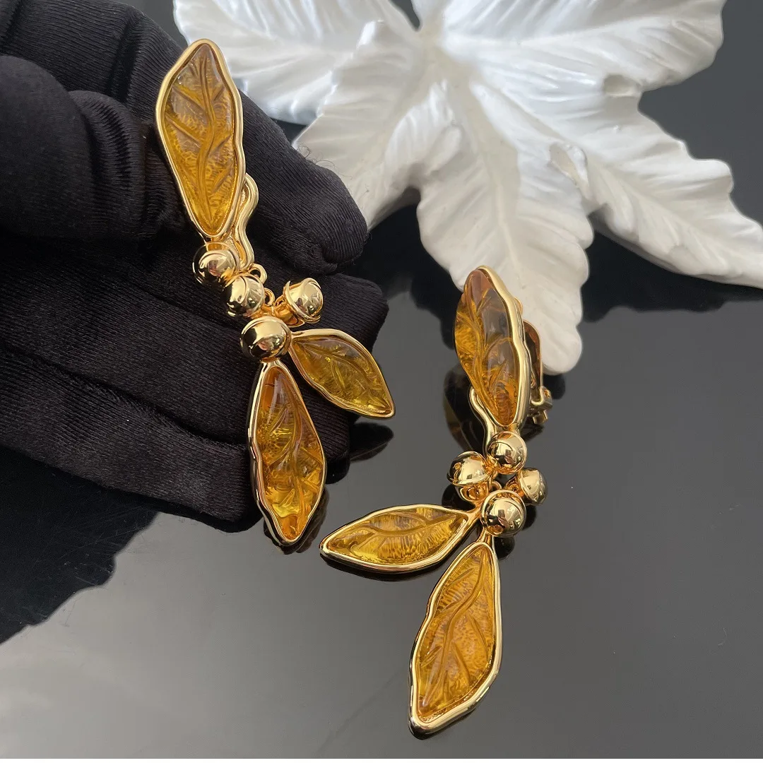 The New Wind Restoring Ancient Ways Leaves Tassel Ear Clip for Women Personality Fashion Trend Daily Accessories Jewelry Gift