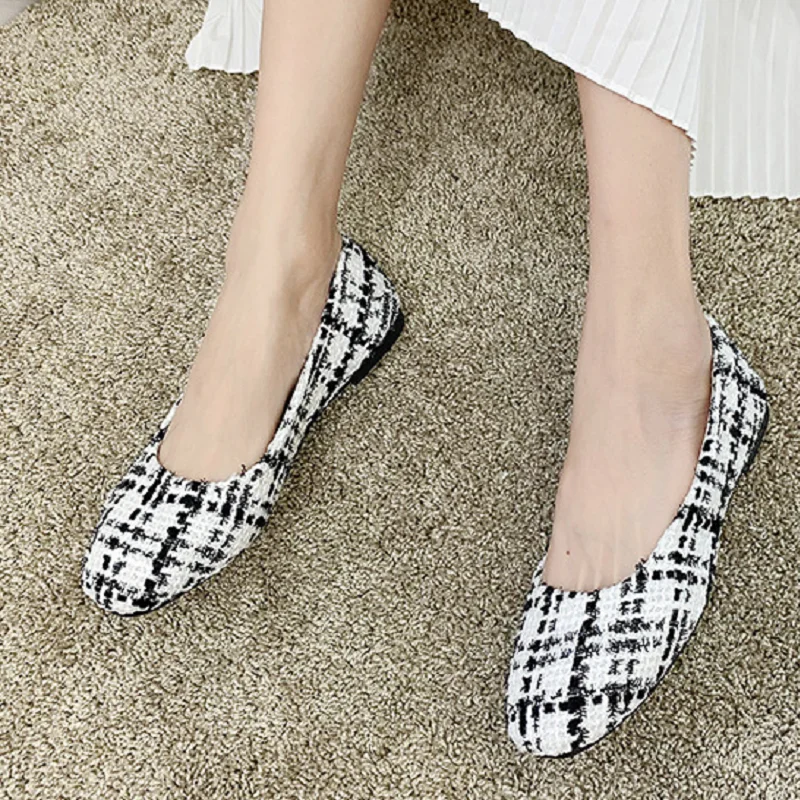 Zapatos de mujer ผู้หญิงคลาสสิกลายสก๊อตสีดําและสีขาวฤดูใบไม้ผลิบน loafers เลดี้แฟชั่น plus ขนาดสีดําหวานอาชีพรองเท้า c07