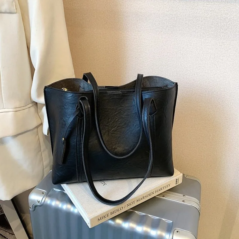 

Simple Elegant Vintage Diaper Bags For Women Classic Designer Shoulder Bag Large Capacity Leather Commuter Bag Chic Solid Color