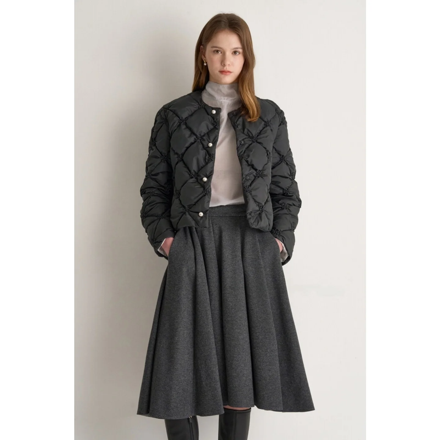 スリム効果のある軽量ダウンコート、刺繍入り、通勤にも使える万能アウターコート