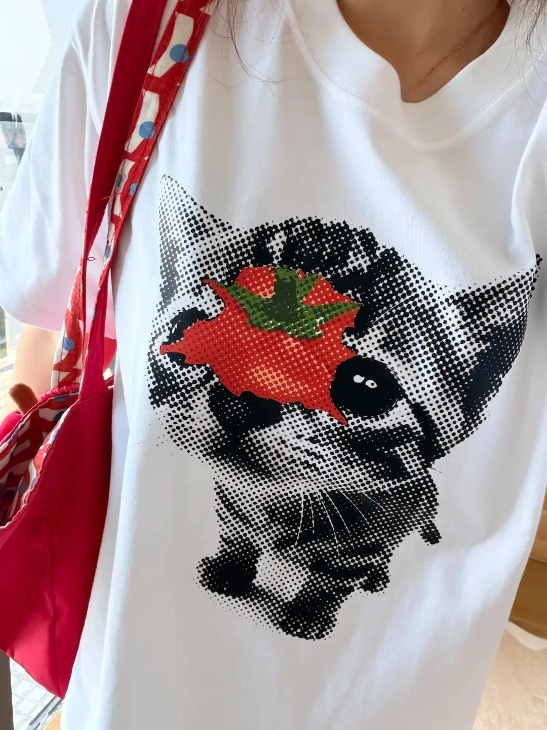 Funny Cat with Tomato Print White T-Shirt | Retro Halftone Animal Graphic Casual Streetwear Tee Unique Kawaii Harajuku Couples